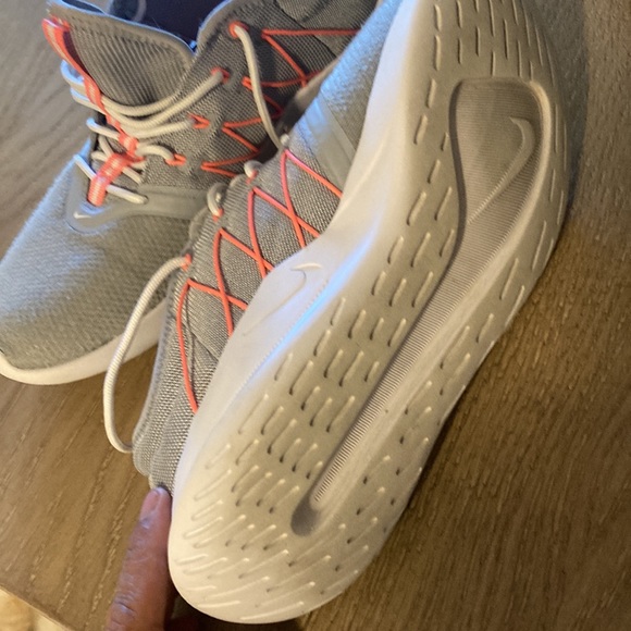 Nike  Women's Size 9 - Picture 3 of 9